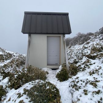 小屋🛖近くのトイレ🚽
冬季は閉まってます❗️😅