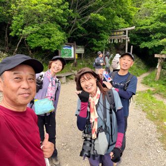 そこにおっと、かよさん、ミナミさんご一行と遭遇
ユミさんはじめまして…❣️

ここに来ていることは、駐車場にあったミナミさんの車をチェックした長靴王子さんから知らされていました😊
