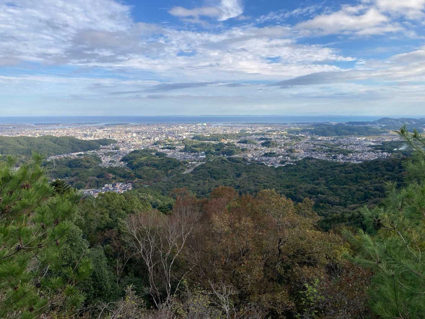 登山道全体的に森林内を歩き、ここと鼓ヶ岳山頂近くの天狗岩しか眺望(伊勢の街並み等)はありません。