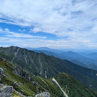 7月に行った恵那山　登ったときは何も見えず残念だったが、周辺から見るとデカく存在感もある。そして目の前には南駒ヶ岳　行ってみたかったが、体力に余裕なし