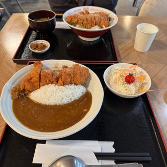 小梨平で待ち合わせ🅾️大冒険して上高地に一度降りてきてくれて、また登る予定🤣💦
小梨食堂で山賊丼と山賊カレー✨ビジターセンターの職員さんのオススメは山賊焼😊