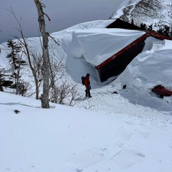 冷池山荘は2階屋根まで雪に埋もれてます
冬季避難小屋は使えます🏠