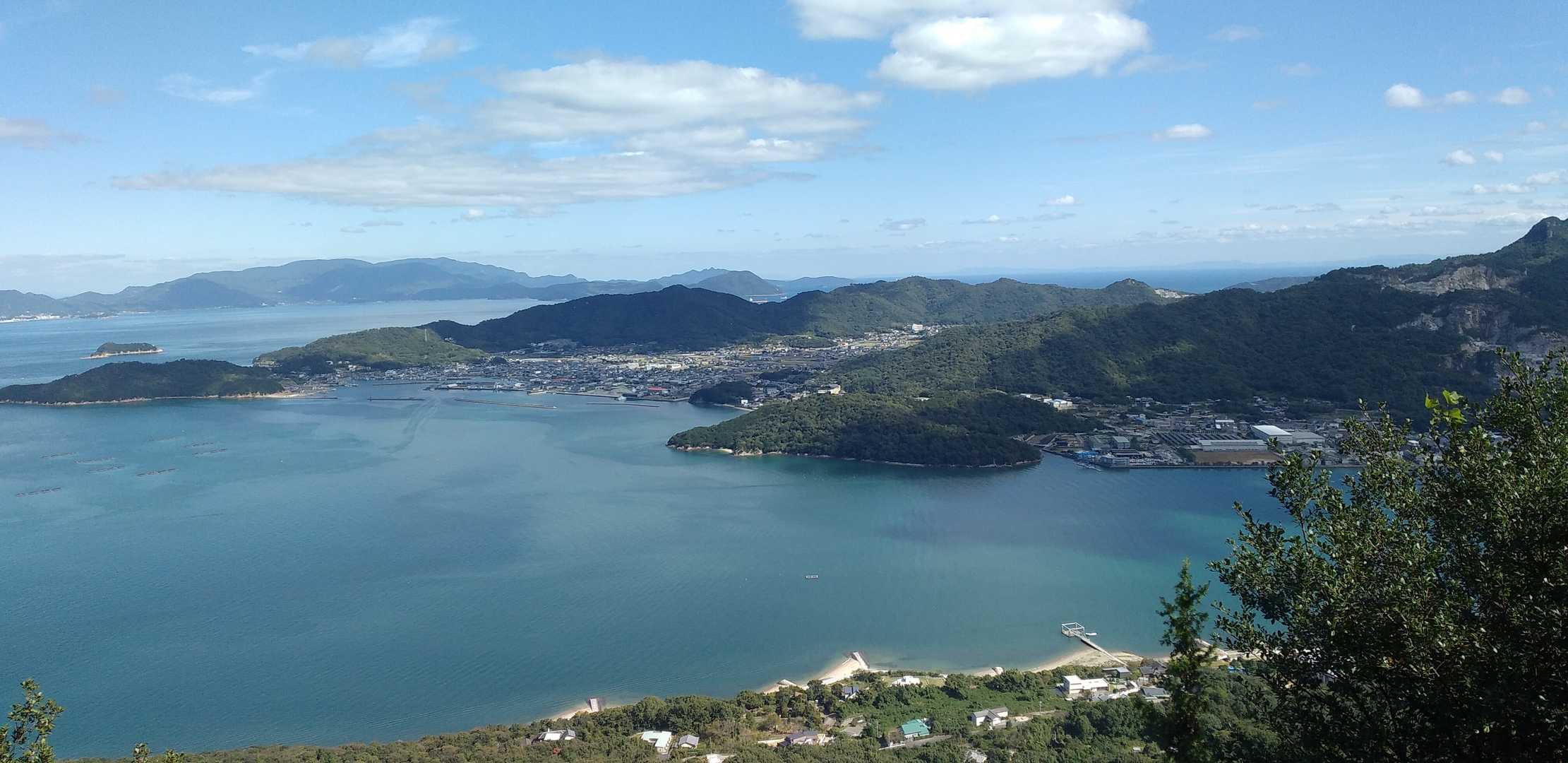 屋島湾と一番奥に小豆島。
