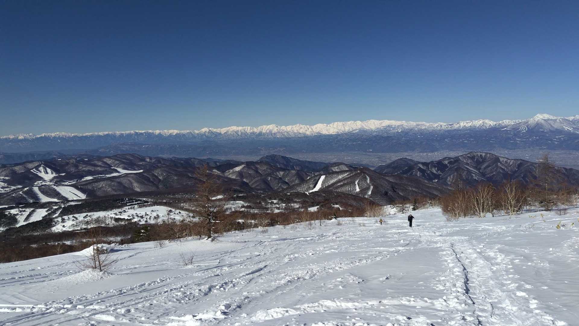 何度も振り返っては撮影、同じような写真で🙏
標高が上がるにつれ槍ヶ岳が左方向にずれていきます