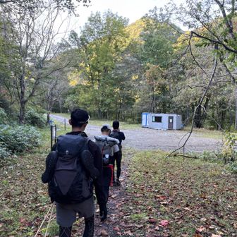 バスに乗る5名で団子になりながら無事下山

乗車メンバーが揃っており、山荘泊の方も全員到着済みとのことで早めに出発
（山荘に向かっている人がトラブルで引き返してくることがあるので、全員の到着が確認できていない場合は出発時間まで待つそう）

幌尻岳は挑戦難易度の高さのイメージが先行する山ですが、渡渉が冒険心をくすぐり、雄大な景色も楽しめる、とても魅力的な山でした👏