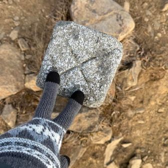 牛奥ノ雁ヶ腹摺山にあった三角点？なのだけど点名の情報がない。
なぜだ🧐