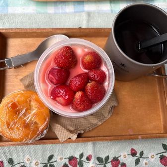 冷凍いちごたっぷりのっけたフル～チェパフェは
シャリうま♡
