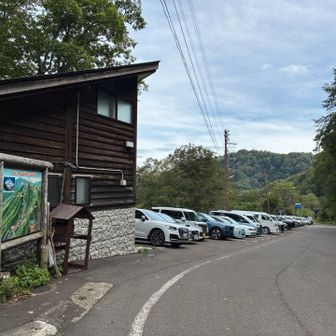 駐車場🅿️到着〜。
天気が良く、暑いぐらいでした。
明日に向けて、雨飾高原キャンプ場にむかいます。