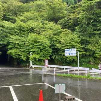 到着、車まで来ました。
結構雨が降り出してます。