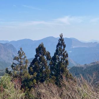 鎧岳や倶留尊山が臨める