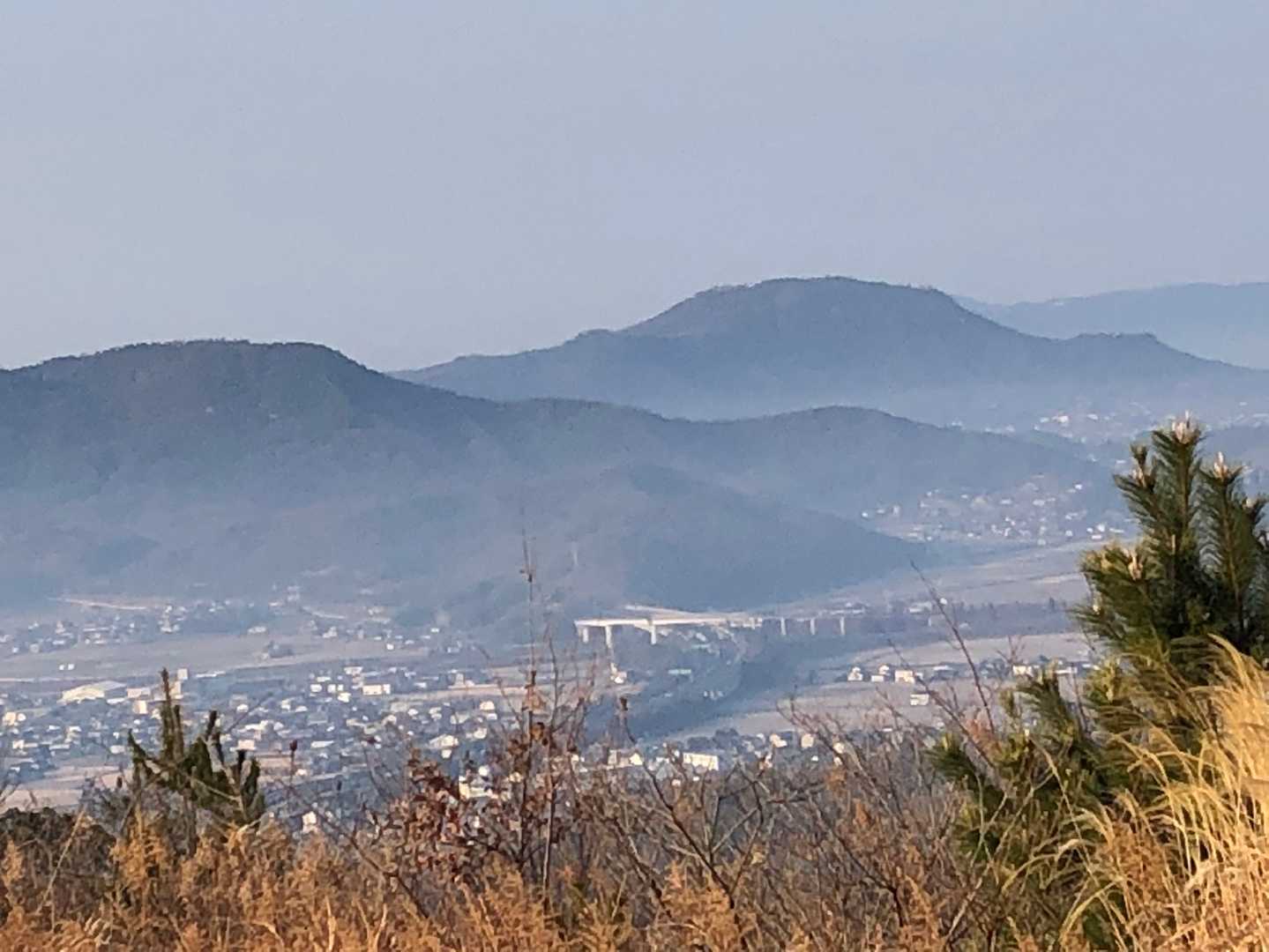 右端は福山。先日の倉敷北部縦走では、福山～手前の山々まで縦走して来た。