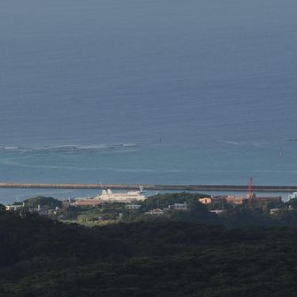 兼城(かねぐすく)の港を望遠
那覇行きのフェリーと、オレンジ色の建物がお世話になっているホテルガーデンヒルズさん
あそこから歩いてきた