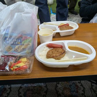 20時20分、八合目の白雲荘到着
夕飯はカレー🍛
朝食のパン、魚肉ソーセージ、お菓子
アミノ酸サプリなど付いてました
当たり前に、ご飯を用意されてるけど
ここ、八合目、3360ｍだよ😳😳😳