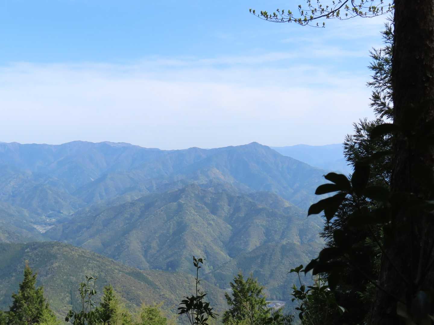 景色が見れました、白やんでますが山並みは楽しめそうです。
少し右側に行仙岳