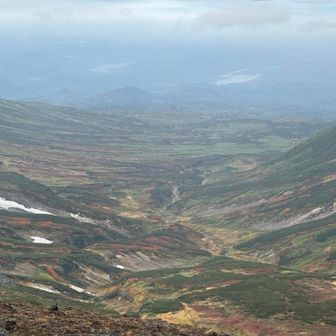 北鎮岳に登って少ししたら、
また急にガスが晴れて来ました。
中岳温泉方面。