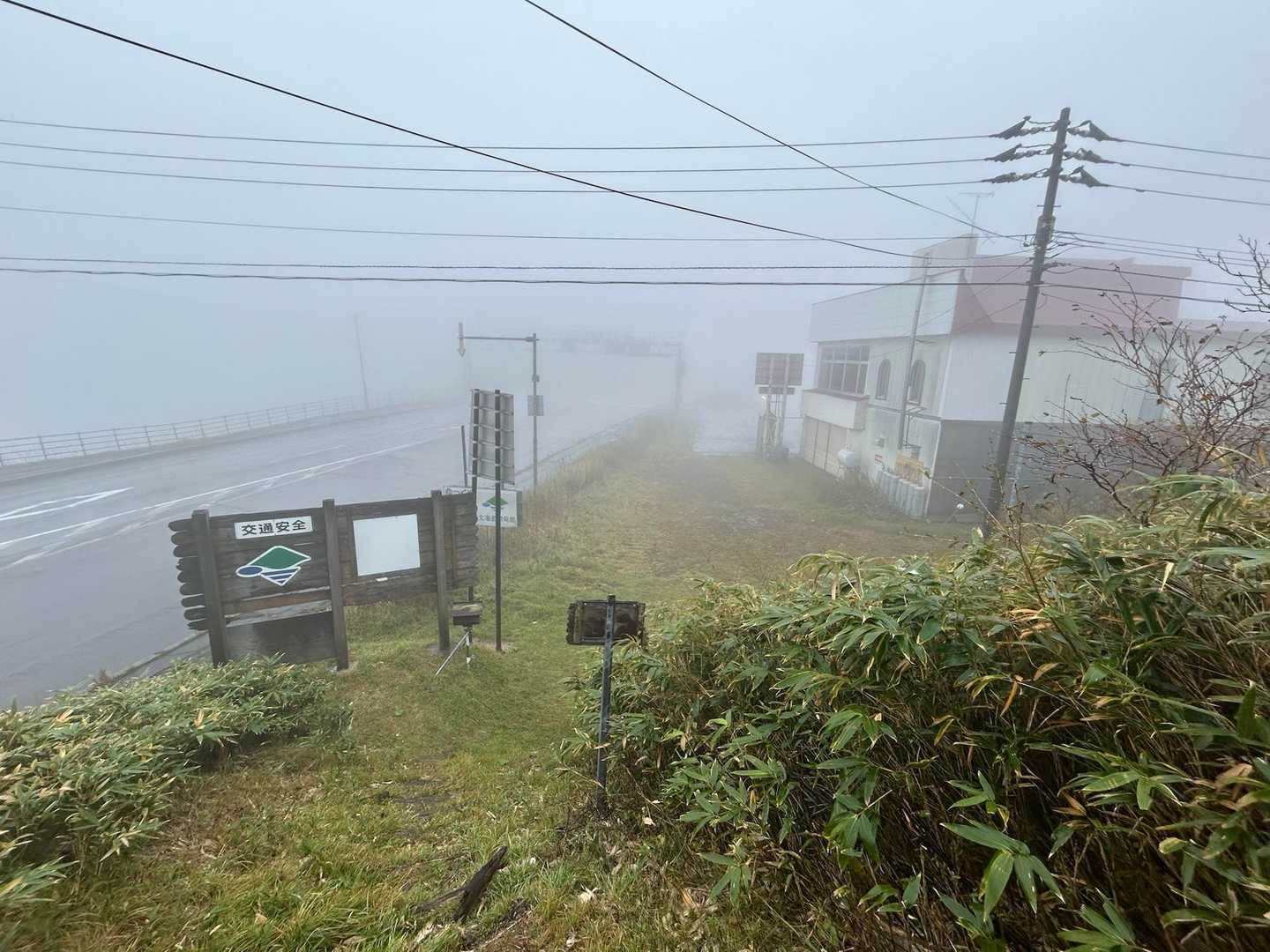 無事下山！
真っ白な世界から突如現る展望台登山口にビックリ‼️