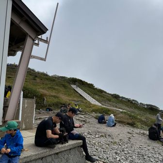 大山頂上避難小屋
水やラーメン売ってます