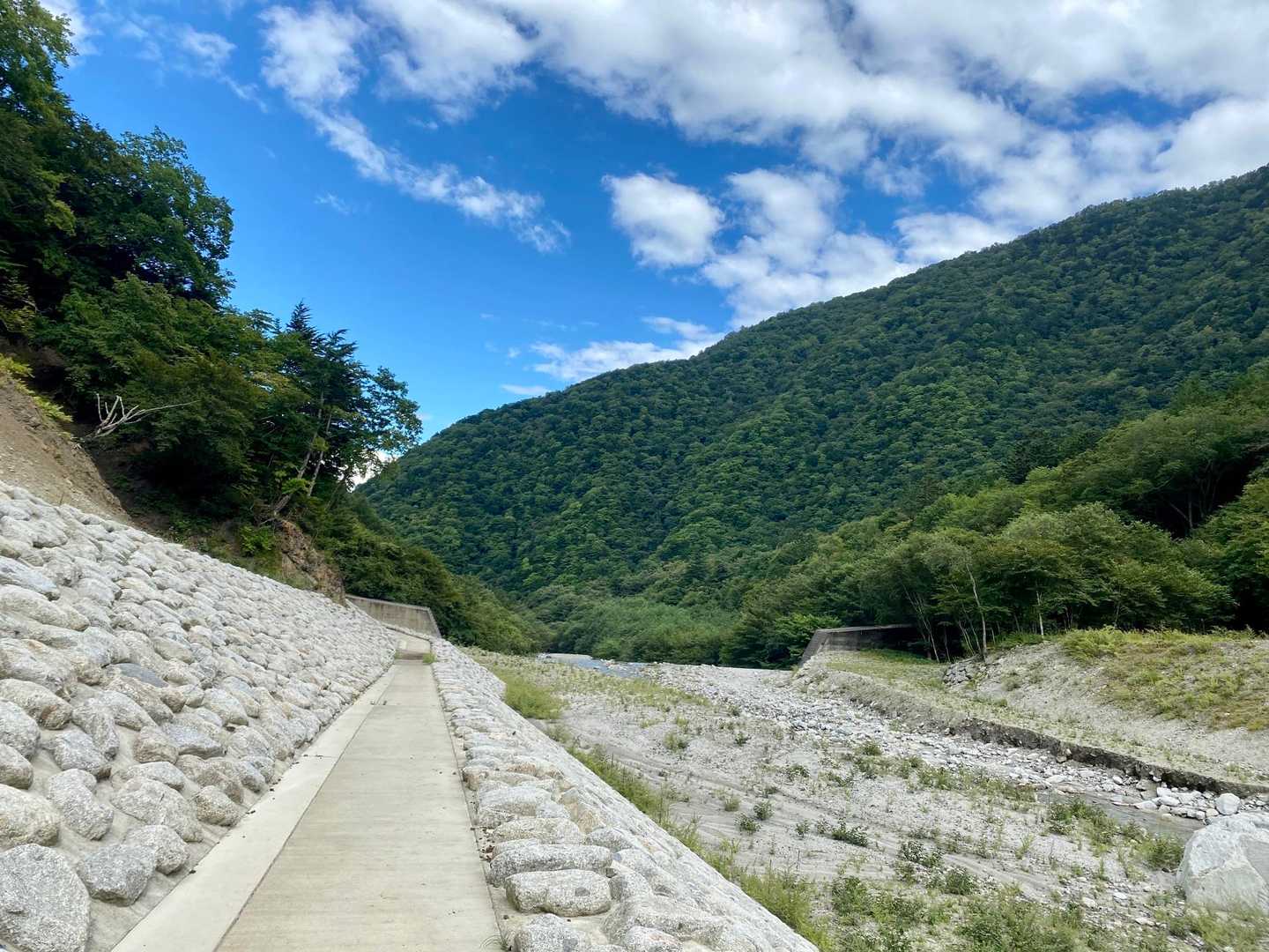 登山あるあるで下山すると青い空😅