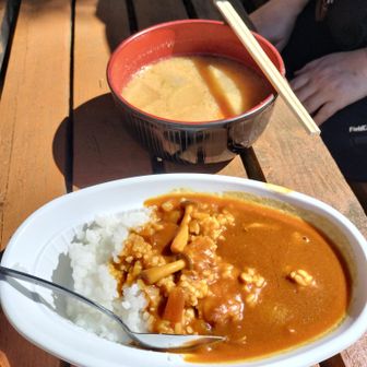 山頂のお茶屋さんで私は豚汁。ゆきのこちゃんはカレーライスを注文✨️山頂で食べるごはんはとても美味しくて特別に思えるのはなぜだろう(*˘︶˘*).｡.:*♡幸せを感じました🩷✨️
