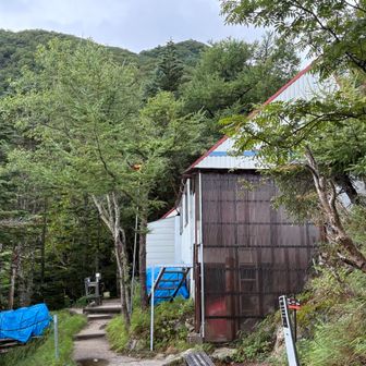七丈小屋到着
スマホの電波入ったので、雨雲レーダー見てみると雨雲近づいてる😭
雨の降り方によっては撤退することにして進む