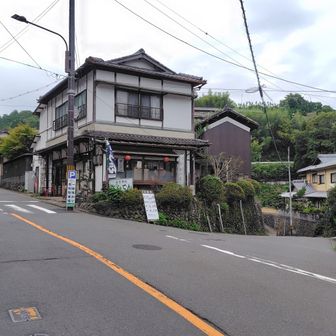 右へ降りて清滝川沿いの遊歩道に向かいます。