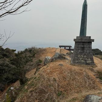 曇天で且つ霞掛かって景色は良く見えない。
山頂のベンチで昼食休憩。寒くなってきた。