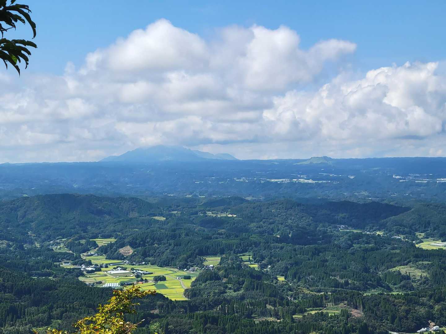 もうすぐ山頂ってとこで
やまちゃんの日記で見た展望所❗
情報ありがとうございます🙏
根子岳側からの阿蘇と～⛰️