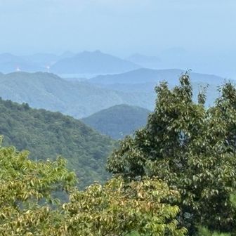 山頂からの丹後国境。双耳峰青葉山と海方面