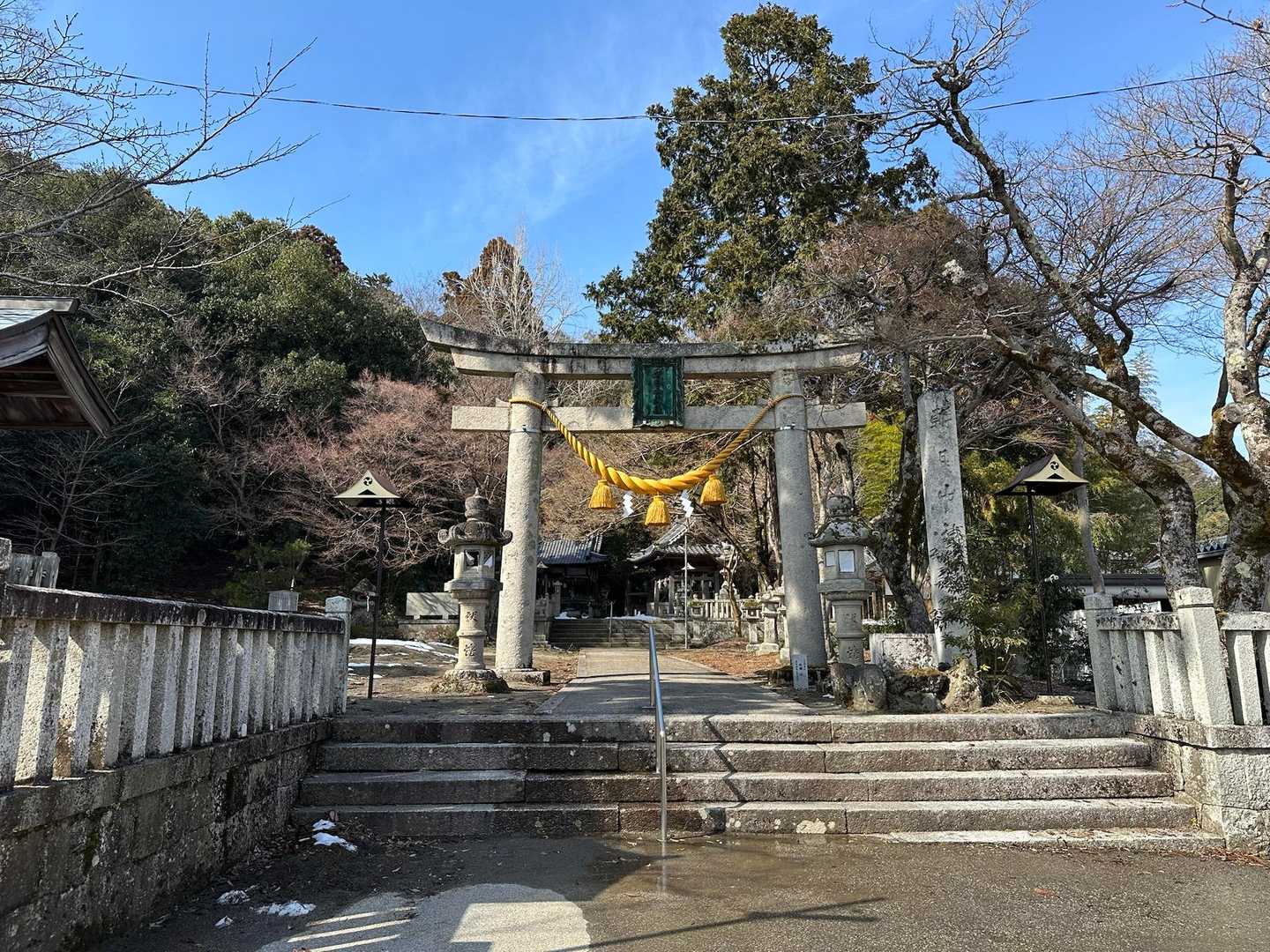 朝日山神社。参拝して登山。
山本山は朝日山ともいうそう。