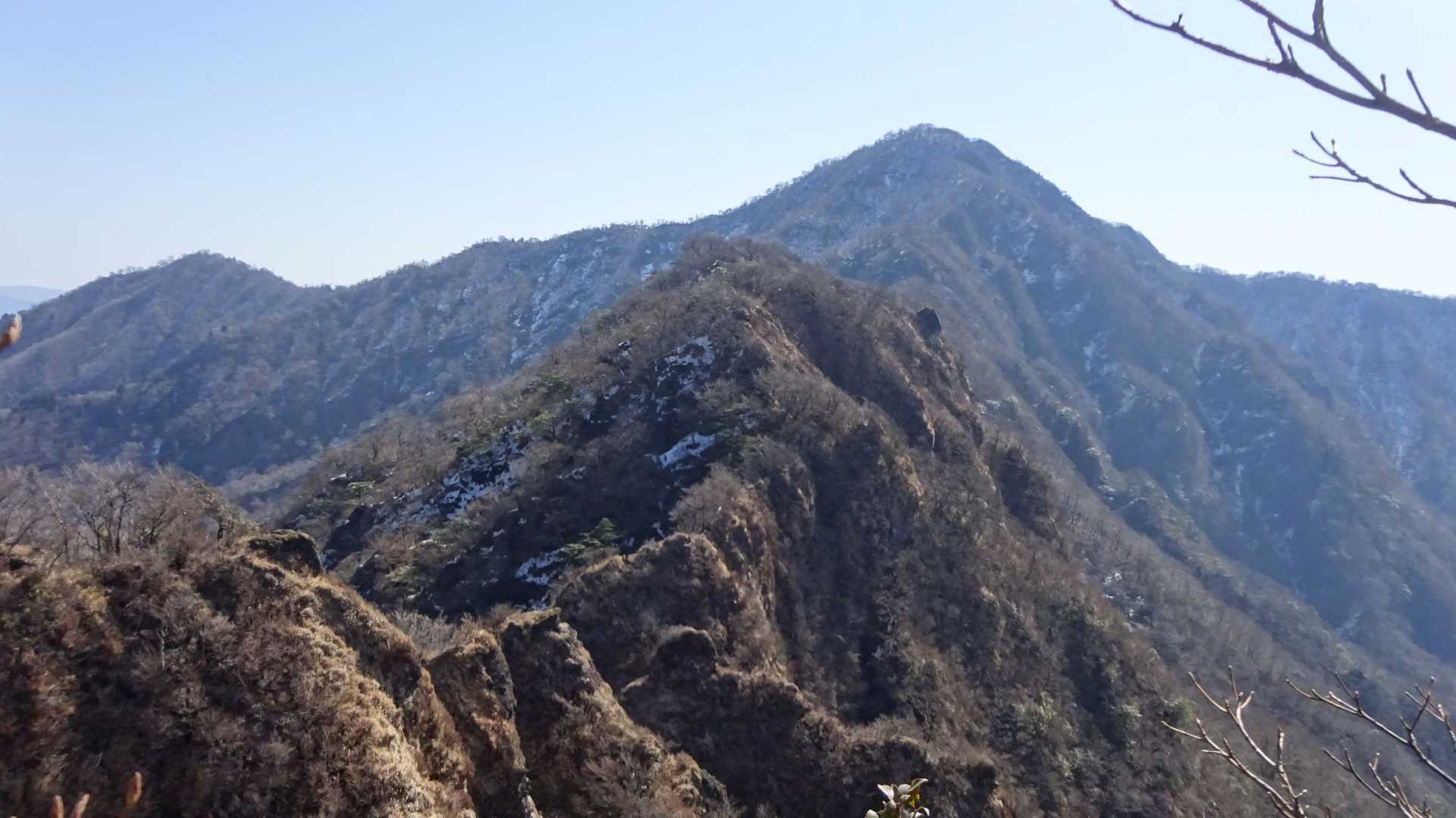 位牌岳へと続く稜線。
まるで妙義山。
「あ～行きてえ～😆」
チャレンジしたい気持ちでウズウズしますが・・・看板の警告には従いましょう。