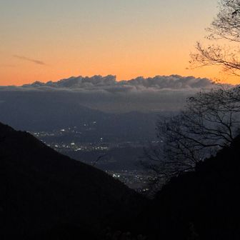 わーー🥹
おはよーございまーす。
久しぶりの越口からの
朝焼けthank you☀️
雲海の向こうで焼けてるぅ〜✨

水越ゲートを過ぎて直ぐに平らな舗装路が広がっていました😀　イツノマニ？