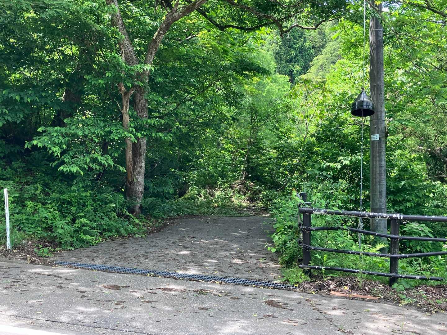 登山口前の道路向かいに駐車スペース1台分