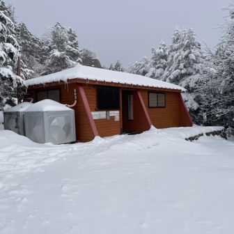 頂上から先に10分くらい歩くと山頂小屋とバイオトイレ。爆風だったので助かりました。