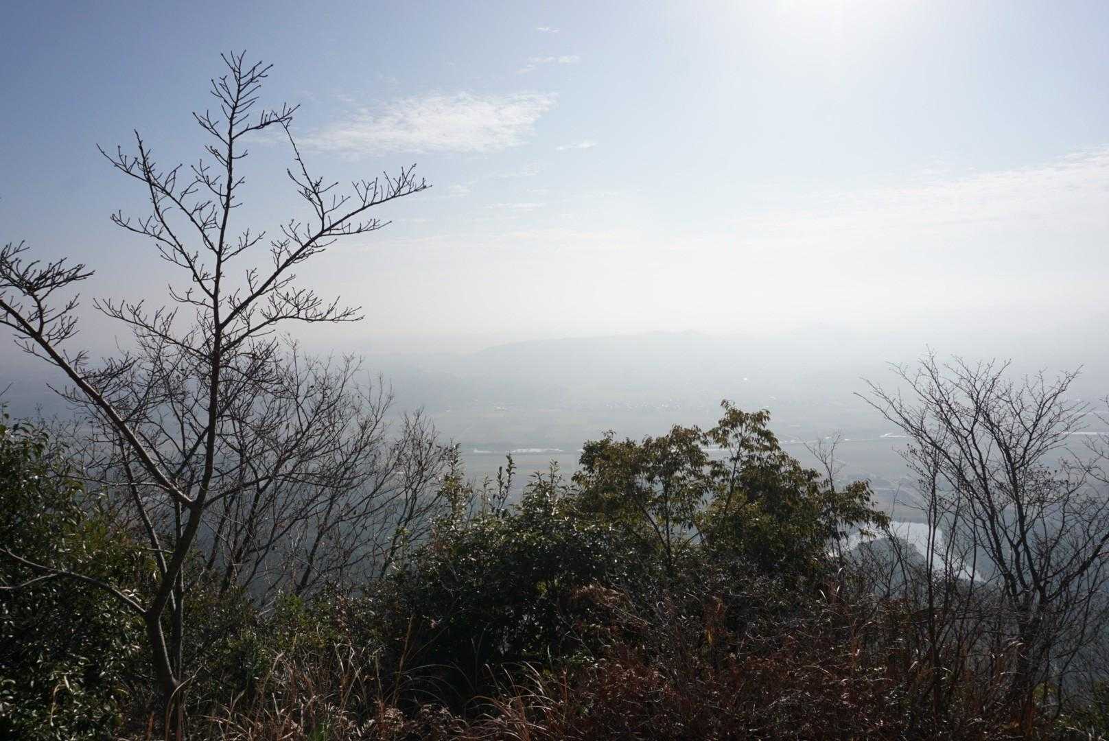 黄砂の影響か、霞んでいる
