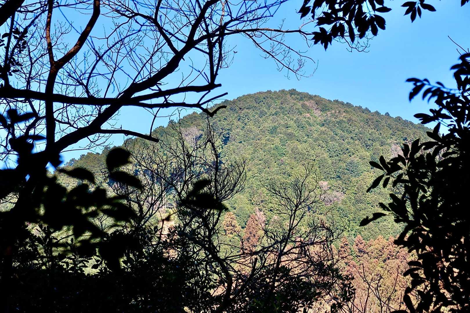 途中、六ヶ岳（朝日岳）がみえた　
あれがラスボス。