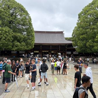 明治神宮の本殿は外国人でごった返していました😳
明日は災害級の台風来るのに大丈夫なんでしょうか🤔

明治神宮までだけだと少し物足りないので、まずは下北沢を目指し、余力があればさらにその先まで足を延ばします🚶‍➡️