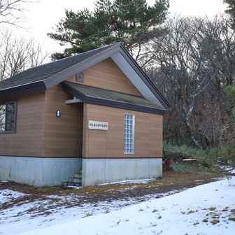 今日はいつものルートじゃない場所を駆け下りて
小屋のすぐそばに出てくる