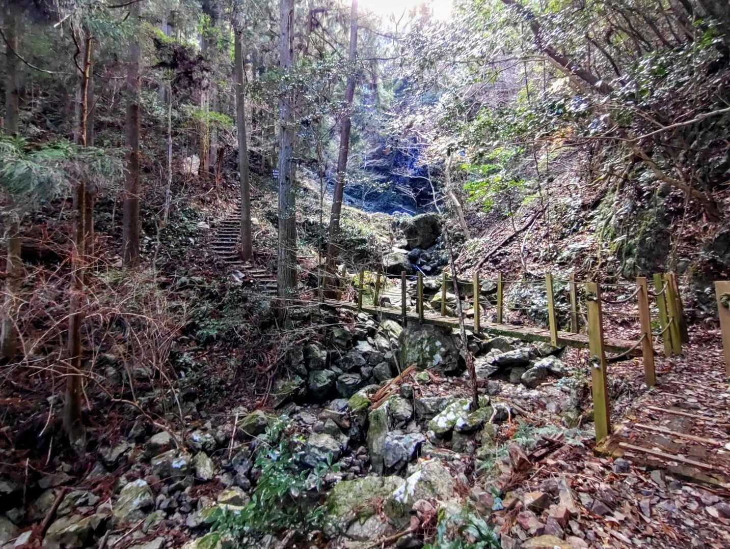 連続した橋を渡っていくと