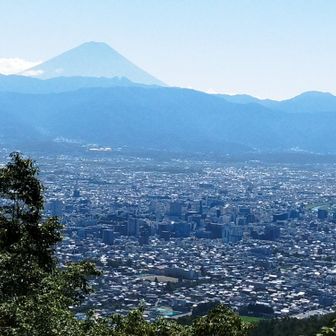いつもながらの神社前の岩の上から　甲府盆地の町並み 御坂の山々の上に富士山絶景