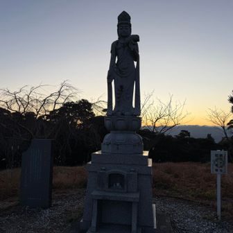 明るくなり始めた！！
山頂にはだいたい100人の人たち〔数えとらん）が日の出を待ってるの
飯田山で日の出なんて期待しとらんかったよ