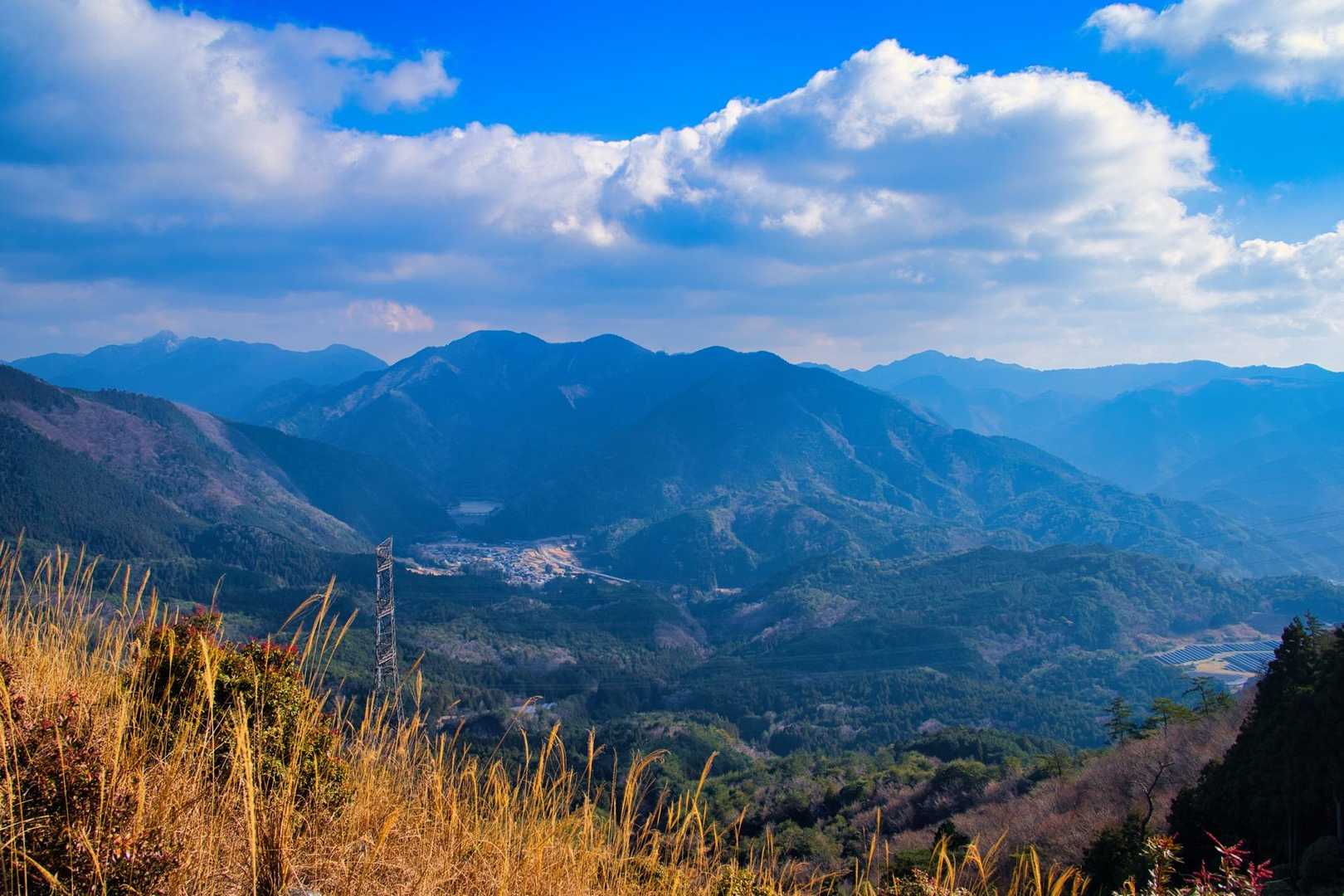 あともう少しで西山というところで、展望良くなります！前に見える山は鹿の楽園やサクラグチがあるところ。
左の奥には鎌ヶ岳⛰️✨