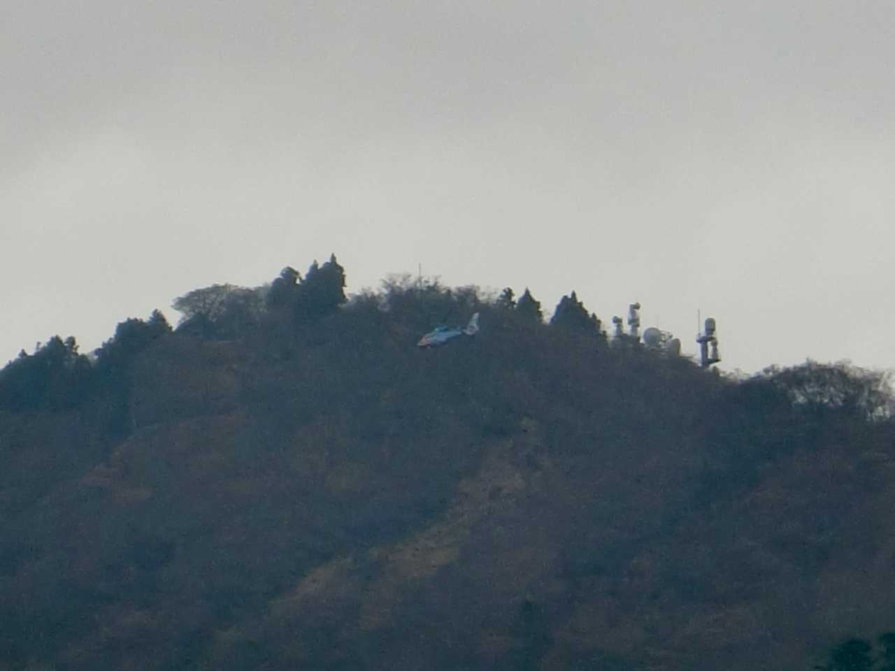 大山の頂上辺にヘリが...
何があったのか？