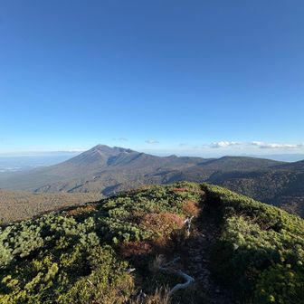 岩手山も余すことなく愛でられる。
ここに2時間居てもたぶん飽きない。
しかし、風が…2時間も居たら低体温症ミイラになってまう。