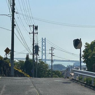 明石海峡大橋がすぐそこです。
ジェームス山には異人館が建っていて、昔JRで通勤していた時によく見てました。