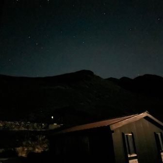 小屋の後ろに剱の山影🥰