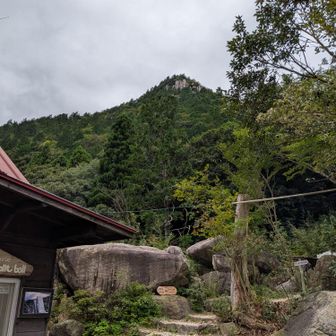 藤内小屋から御在所岳を望む