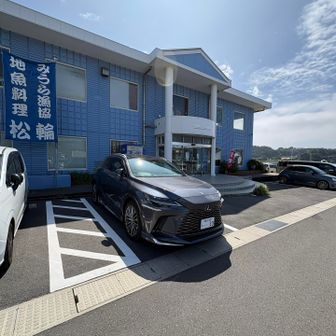 11時頃　松輪漁港に到着
ちょっと小腹が空いた頃で、食べ歩きできるような何かがここで買えたらいいですね〜なんて言いながら建物前まできたら
あらま！？
きーぱさんが出発前に話していた人気店「松輪食堂」が偶然にもここでしたwww

建物内には人がたくさんいて、順番待ちをしていました。まだ歩き始めて１時間ちょっと、時間もちょっと早いけど次どこで食べられるか分からないし、せっかくだからここで食べちゃいましょうか！と整理券発券して10組位順番待ちしました。(１時間位待ちました。)