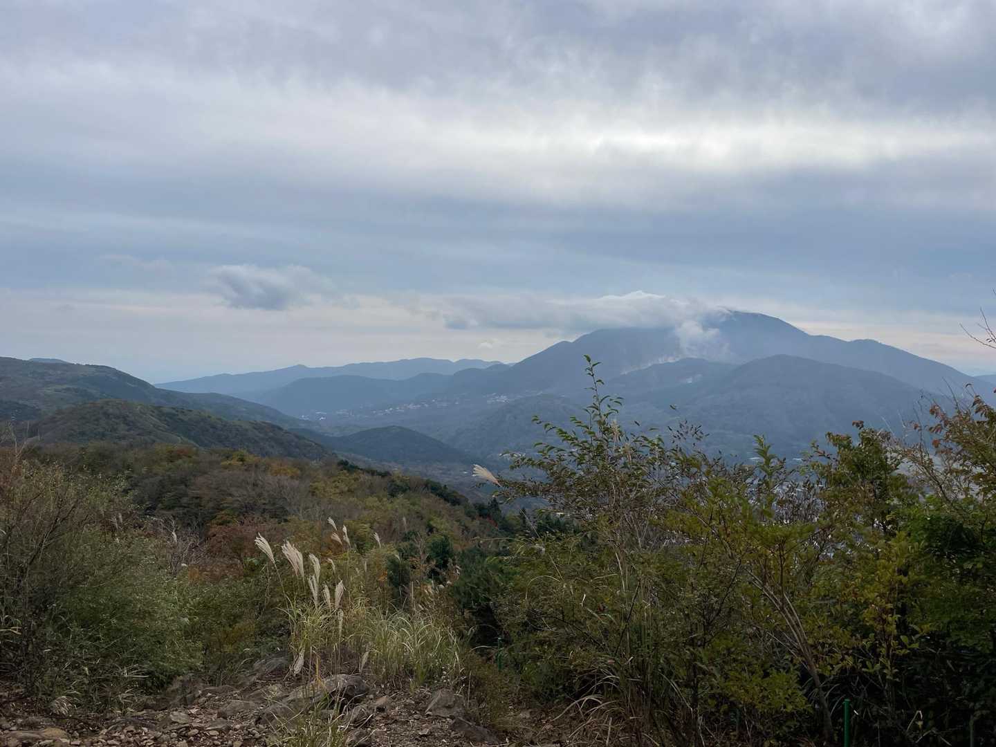 大涌谷朝よりもくもくしています