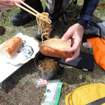 焼きそばをパンに挟んで、