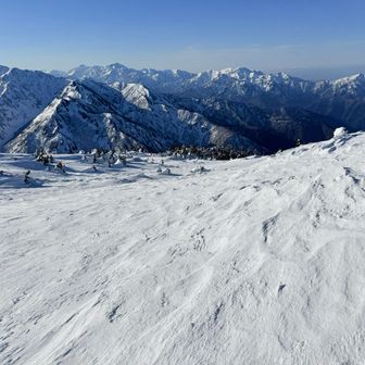 山頂は風が強いので、朝日平へ戻ろう。
GPSマップなかったら、方向感が全くわからなくなるな😅